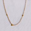 Fijne ketting met 3 mini hartjes – goud – foto 2