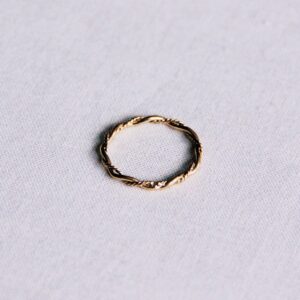 Minimalistische gevlochten ring – goud