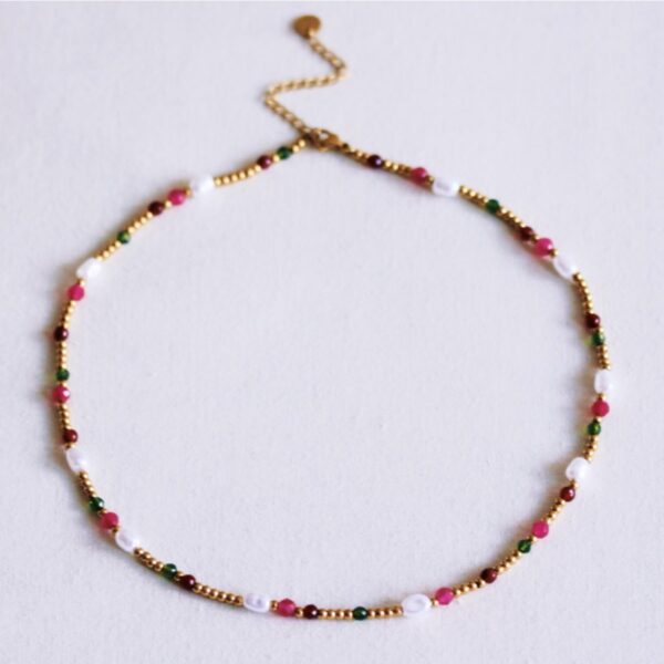 Kralenketting met parels en facetten in groen, fuchsia en rood
