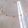 Ketting met fijne madeliefjesbloemen – goud – foto 2
