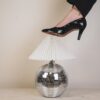 Discobal tafellamp zilver met witte geplooide lampenkap