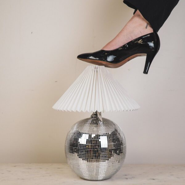 Discobal tafellamp zilver met witte geplooide lampenkap