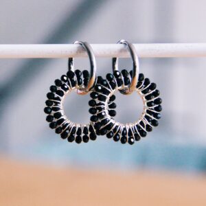 Oorbel met ronde gefacetteerde hanger – zwart/zilver
