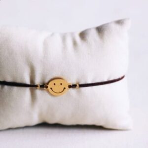 Elastiek armbandje met smiley – bruin