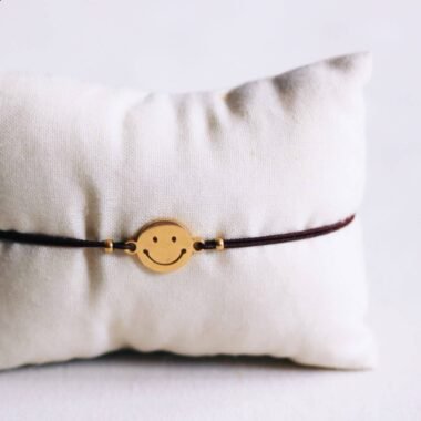 Elastiek armbandje met smiley in bruin