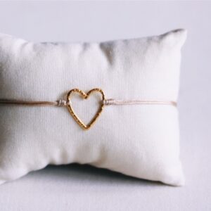 Satijnen armband met open hart – zand