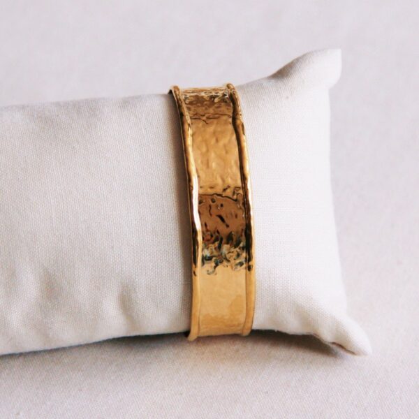 Bangle breed gedeukt – goud – foto 2
