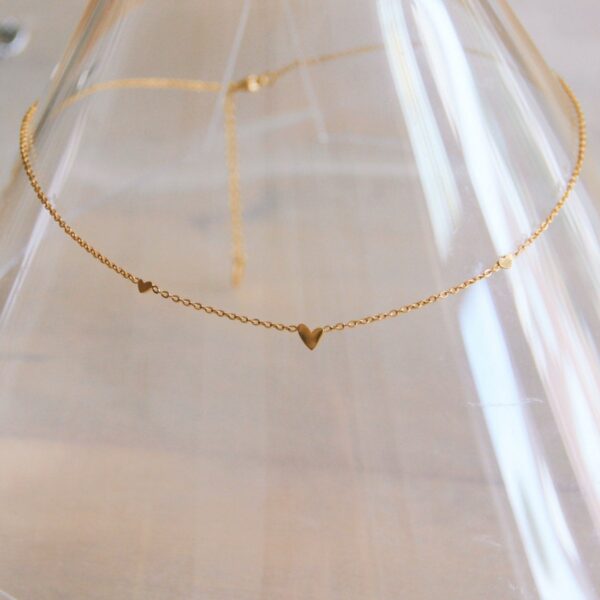 Fijne ketting met 3 mini hartjes in goud
