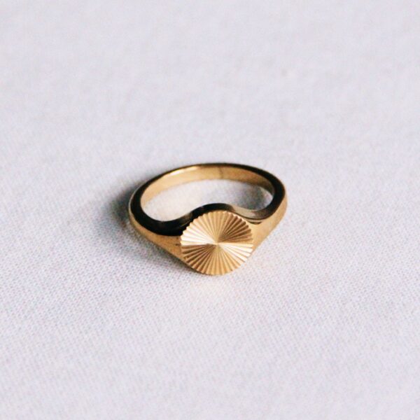 Ring met gedecoreerde print in goud