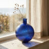 Flesvaas Firenza Donkerblauw in een sfeervol interieur