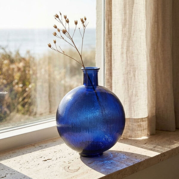 Flesvaas Firenza Donkerblauw in een sfeervol interieur